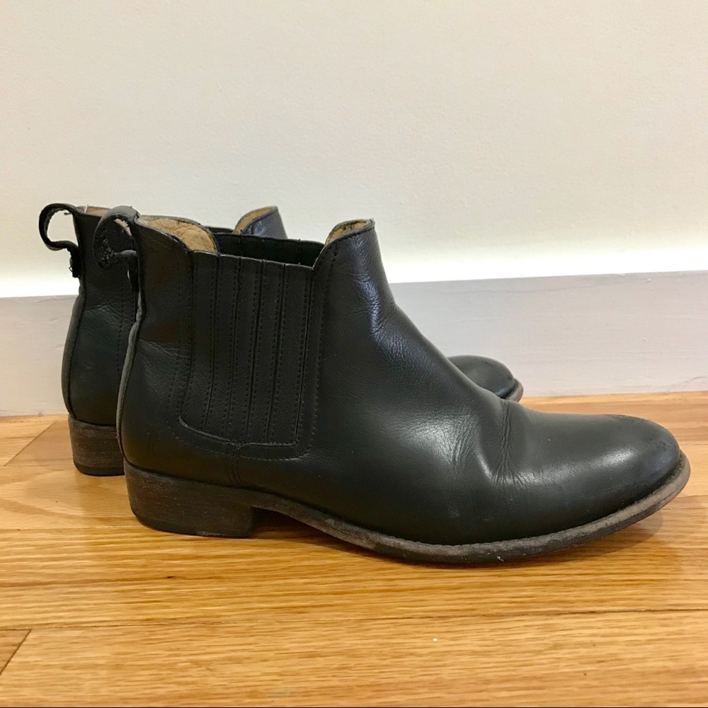Black leather Frye Pippa Chelsea ankle boots